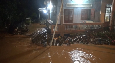 Bù Đăng: Mưa lớn trong đêm làm cô lập người dân khu phố Hòa Đồng, thị trấn Đức Phong