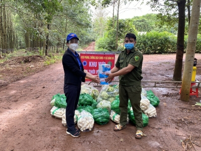 Bù Đăng: Tuổi trẻ Bù Đăng chia sẽ khó khăn với các hộ dân khu phong tỏa tạm thời thôn 5, xã Đăng Hà.