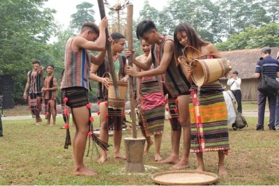 Về sóc Bom Bo nghe kể chuyện kháng chiến và trải nghiệm giã gạo chày đôi