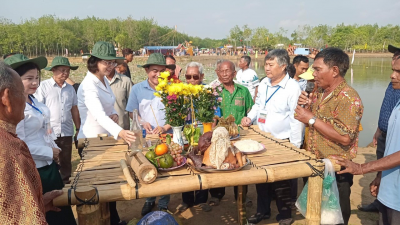 Đông đảo bà con dân tộc Khmer ở xã Lộc Khánh tham gia lễ hội phá bàu ở Lộc Khánh