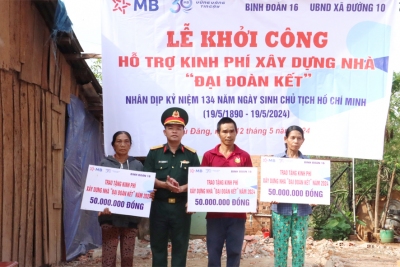 Binh đoàn 16 trao kinh phí hỗ trợ khởi công xây nhà Đại đoàn kết cho hộ nghèo xã Đường 10