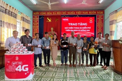 Chi nhánh Viettel Bù Đăng (Bình Phước) trao tặng 2.228 điện thoại 4G cho người dân Bù Đăng