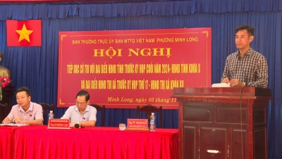 Đại biểu HĐND tỉnh ông Vũ Thanh Ngữ, Phó giám đốc Sở Văn hóa Thể thao và Du lịch tỉnh, tiếp xúc cử tri phường Minh Long