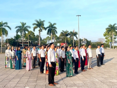 Trung tâm Văn hóa tỉnh phối hợp thực hiện chào cờ đầu tháng và hưởng ứng “Tuần Lễ áo dài” năm 2025