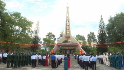 Chơn Thành: Viếng Đài tưởng niệm các Anh hùng Liệt sỹ thị xã