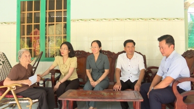 Chơn Thành: thăm, tặng quà mẹ Việt Nam anh hùng và người có công tiêu biểu