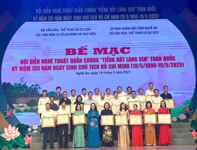 đại diện lãnh đạo Đoàn Bình Phước nhận Bằng khen của UBND tỉnh Nghệ An