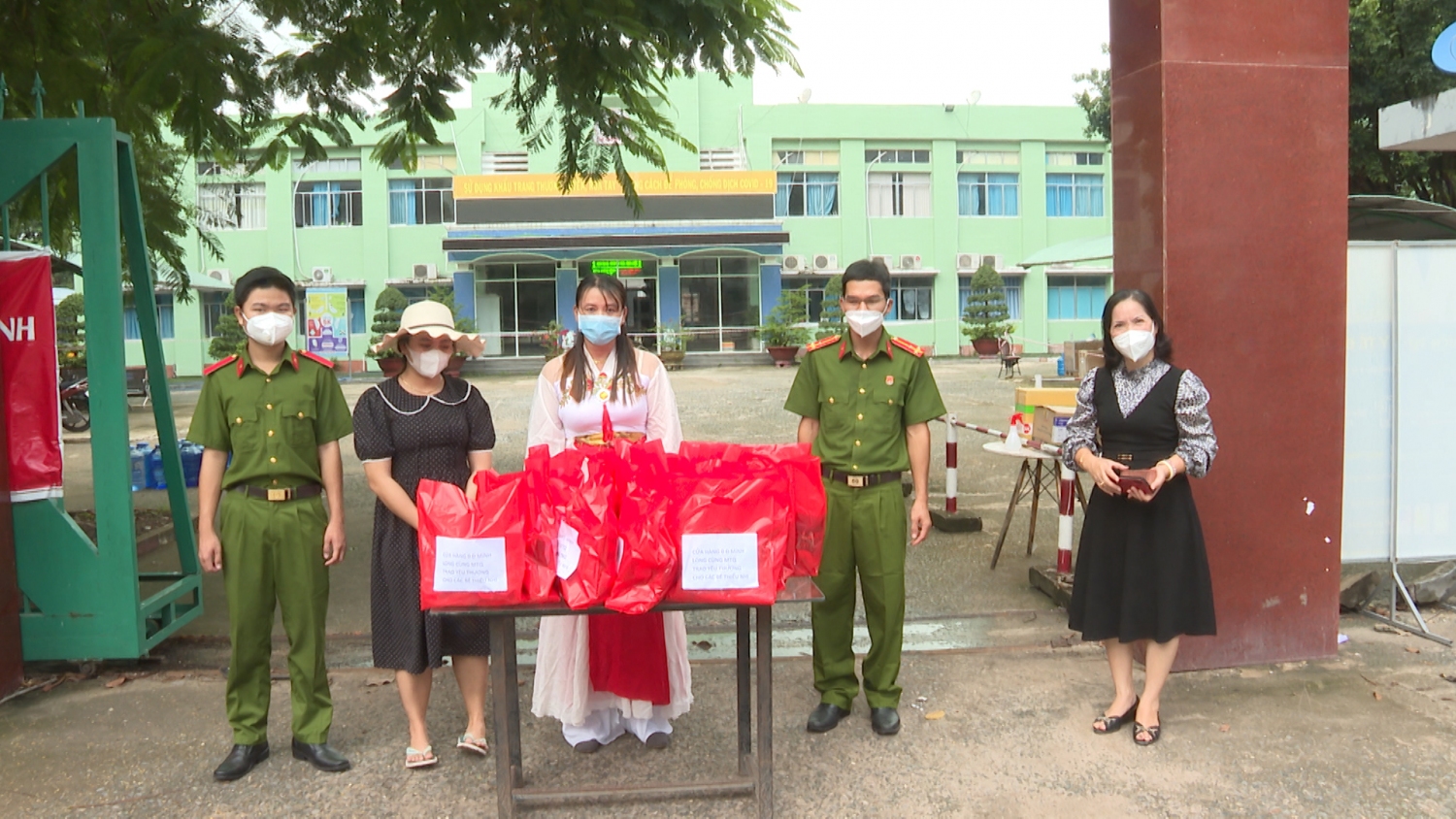 Phụ nữ Chơn Thành, mang trung thu đến với thiếu nhi trong khu cách ly, khu điều trị Covid-19