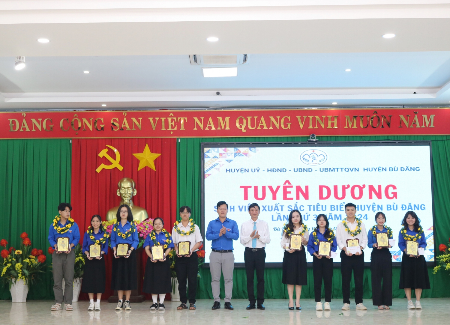 Tuyên dương 50 sinh viên xuất sắc, tiêu biểu, năm 2024